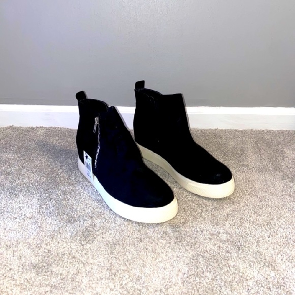 High top wedge sneaker, with zipper accent
